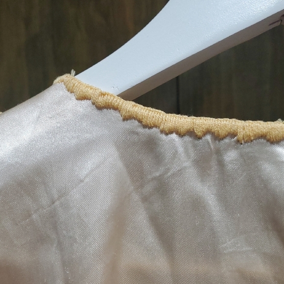 Elegant Cream Floral Embroidered Women's Top - Picture 7 of 8